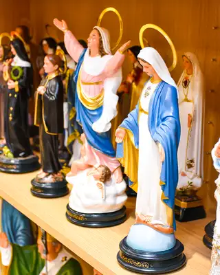 Imagens sacras de Nossa Senhora na loja